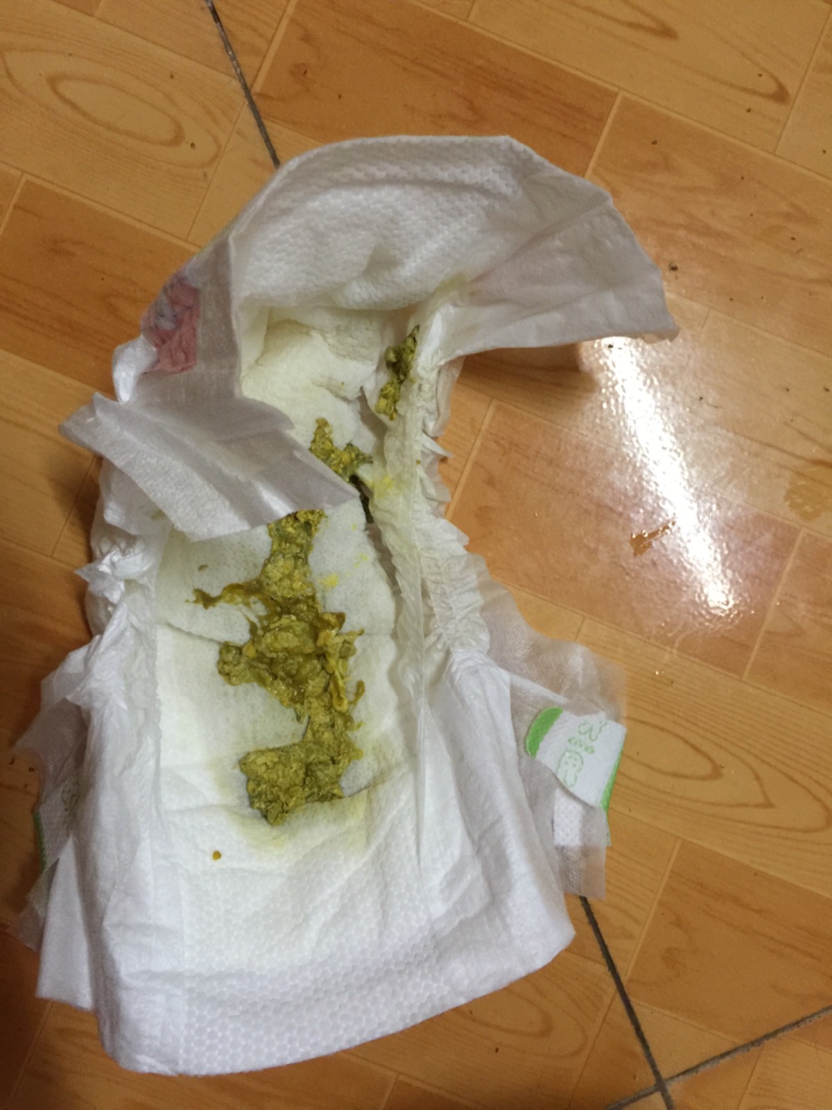 满月宝宝吐奶