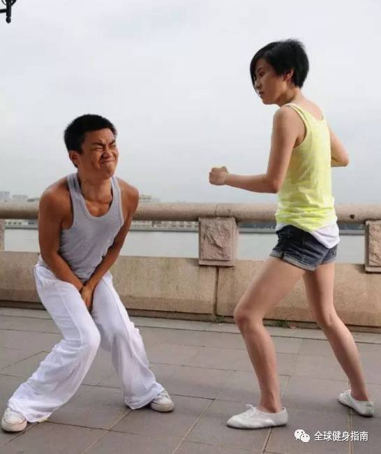 女生穿运动鞋踢男生的裆部会不会将他踢废?
