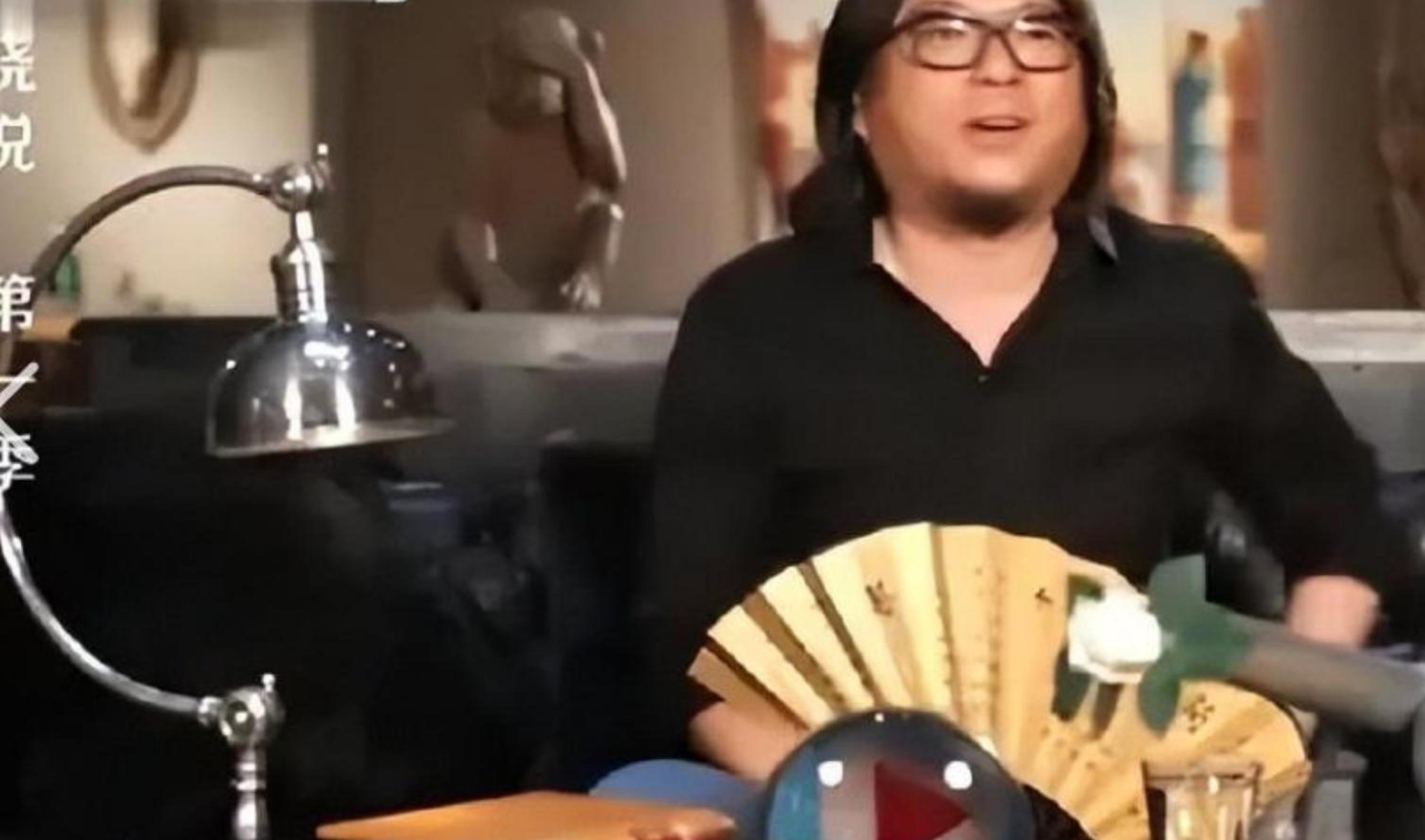 脑袋大,脖子粗