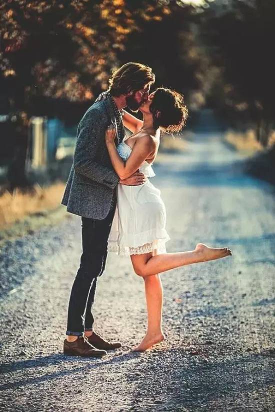 他还亲了我下面几下,摸了几下,这样不会把