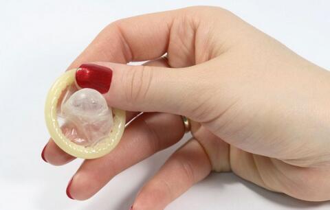 避孕套在阴道深处取不出来