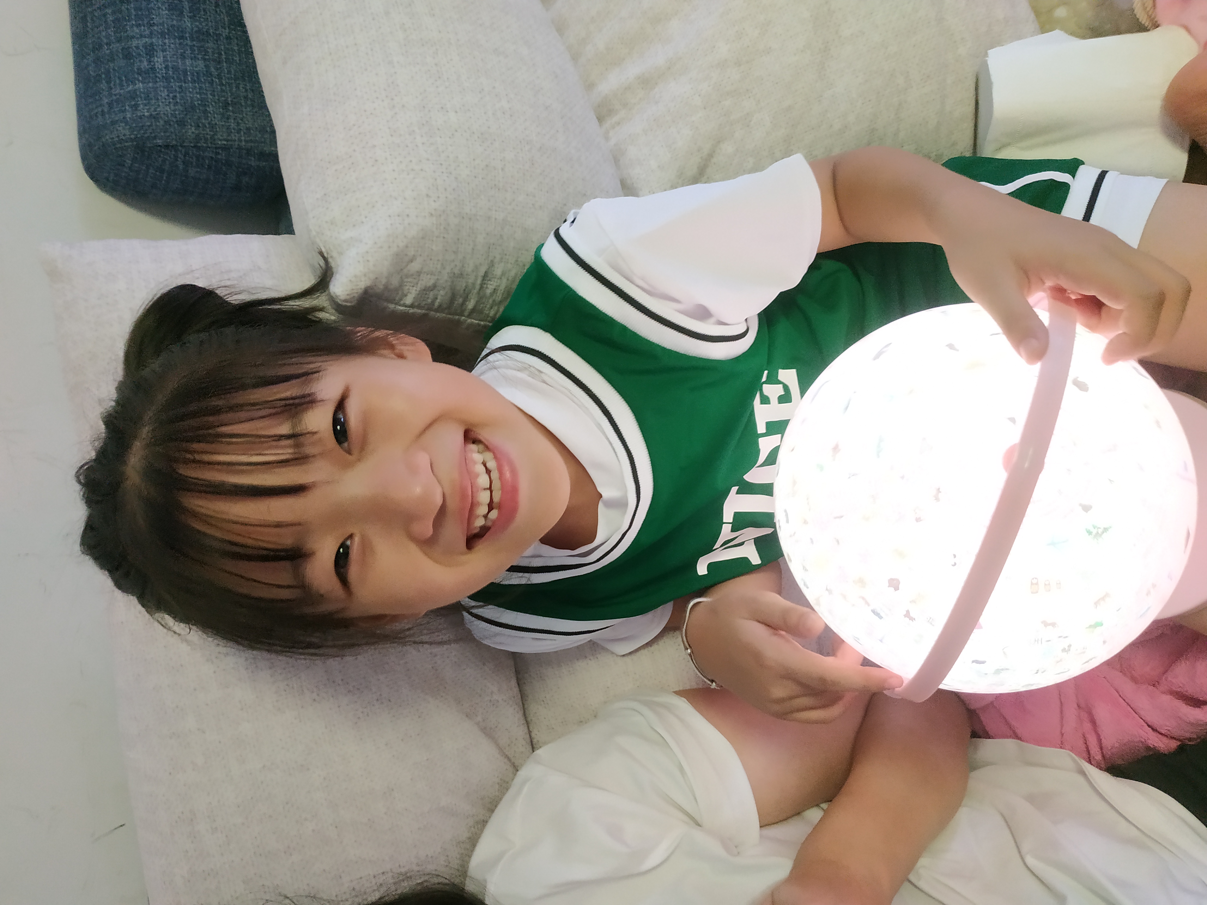 孩子7岁,女孩,今晚发现她(下面长毛的那地方一边大