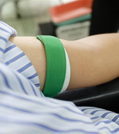 男友把手插入我阴道,拿不出来,该怎么办