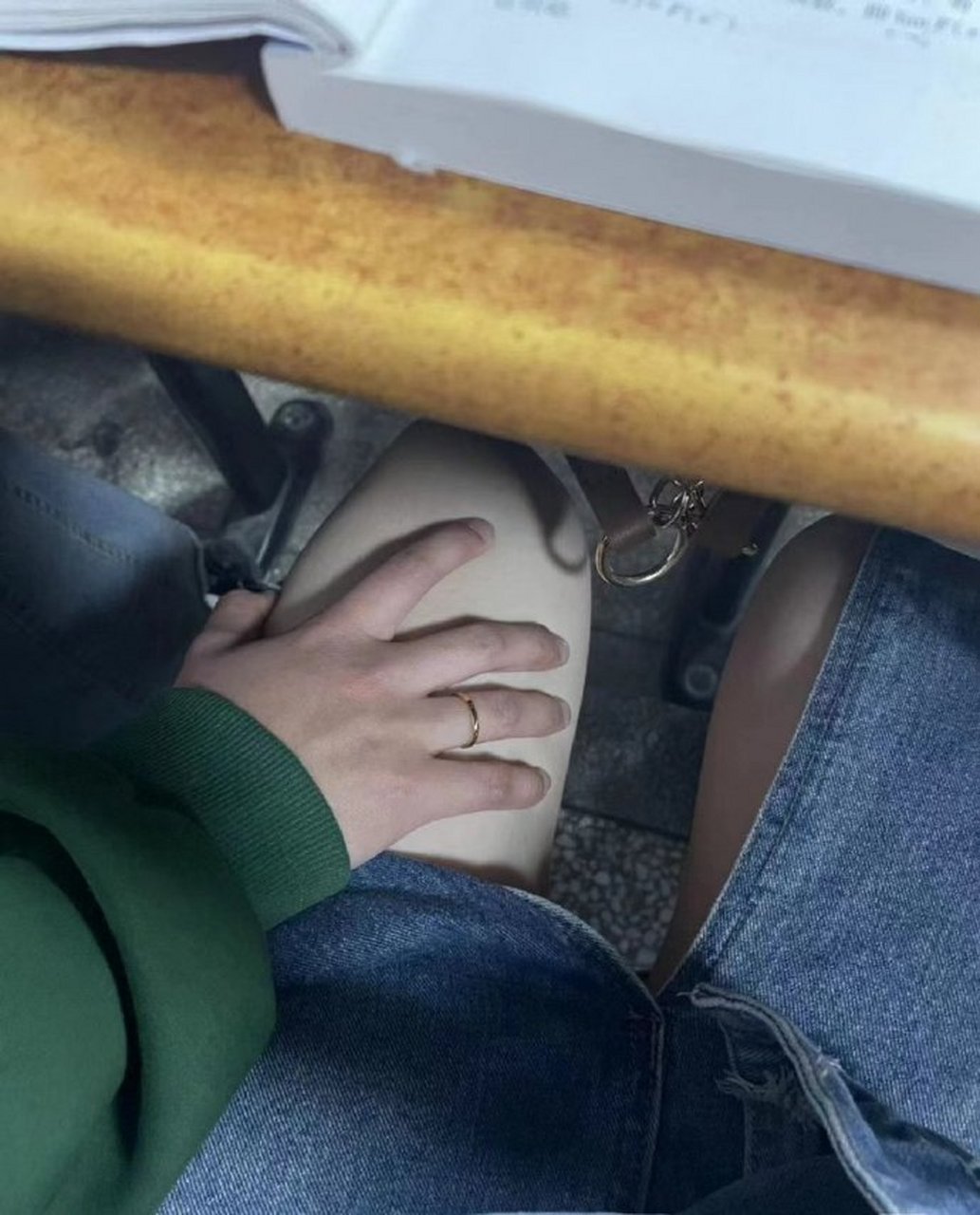 我同桌上课总是摸我下面很难受