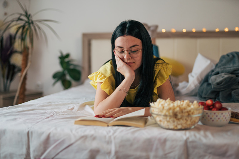 躺在床上看书有什么害处