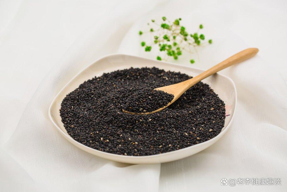 吃黑芝麻,本人亲身体验,每天吃一点,坚持半年后