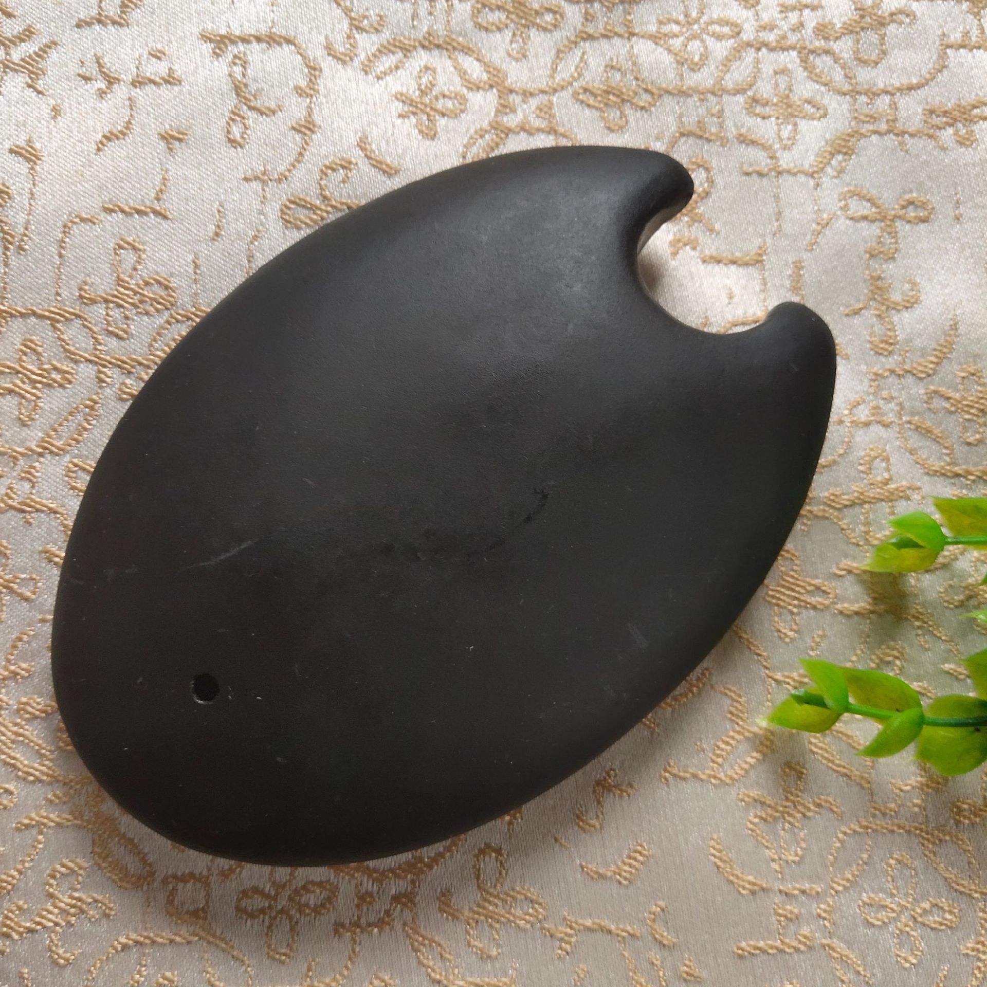 从背部皮肤里挤出来一个像石头的黑色硬物质