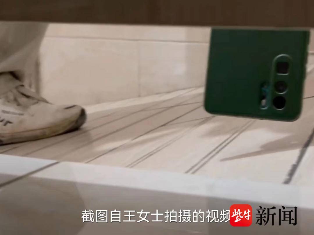 偷看女人上厕所