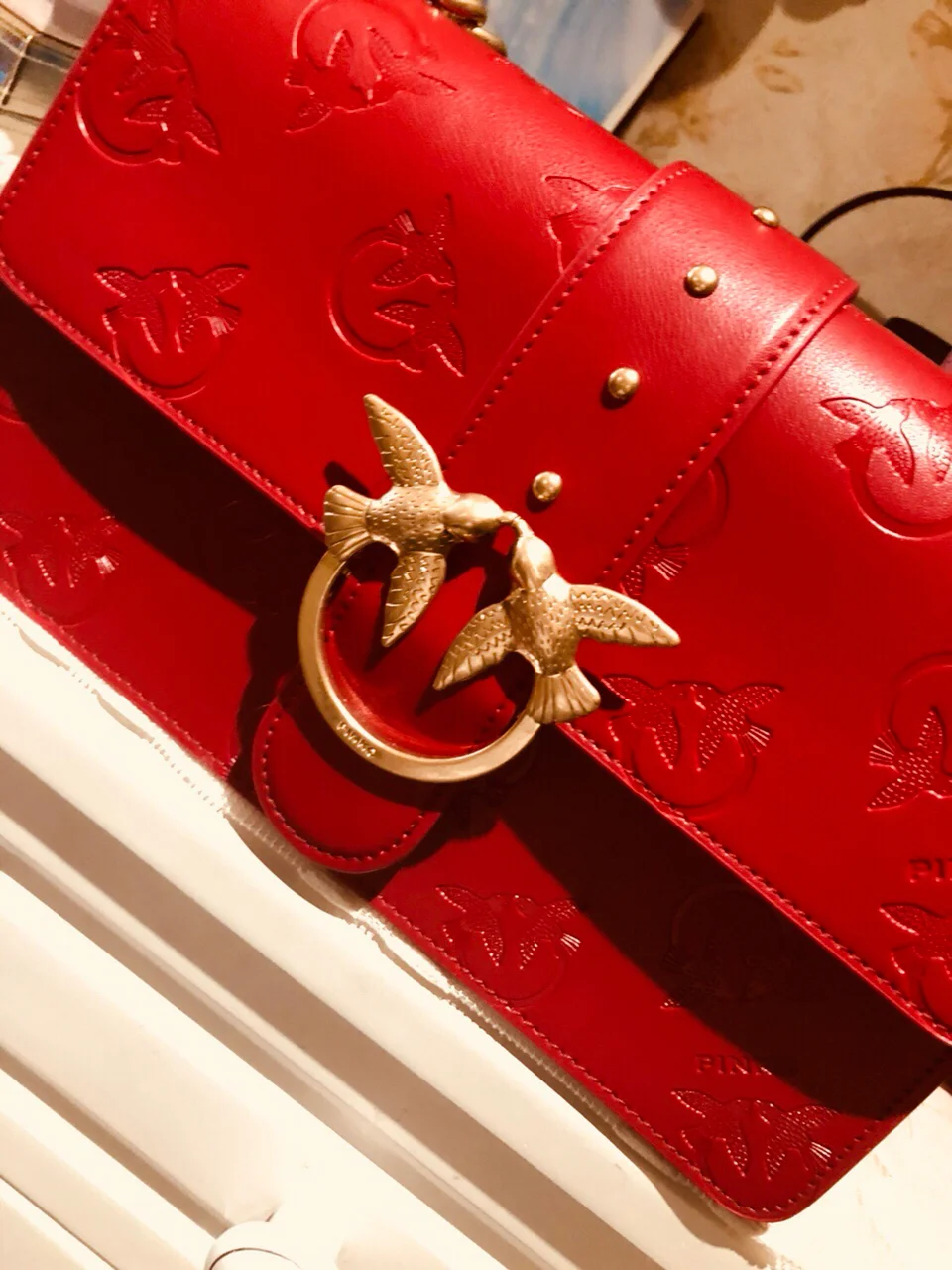 头上长了个包,红色的,