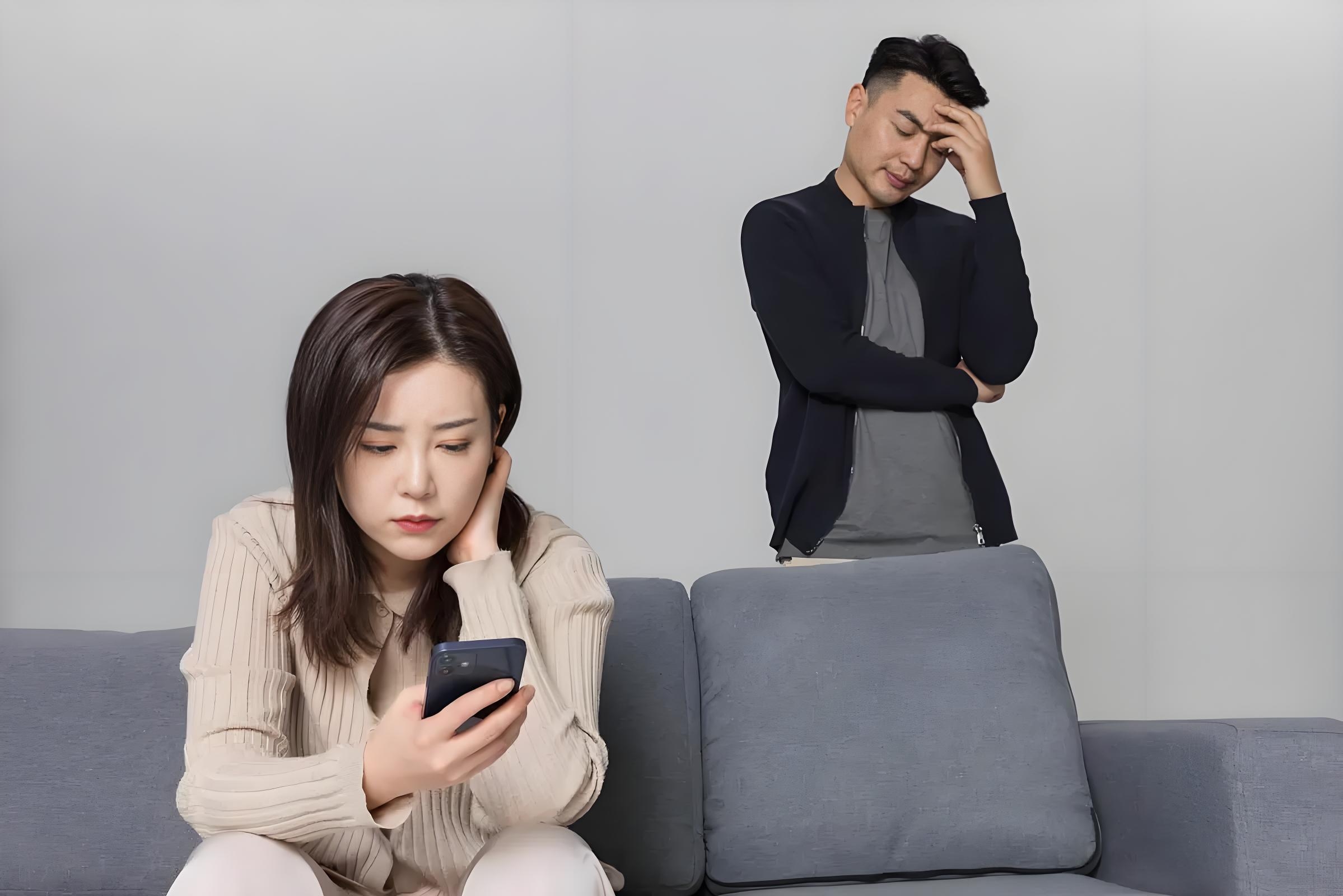 总想当着老公面和别人做,可是不敢给他说,