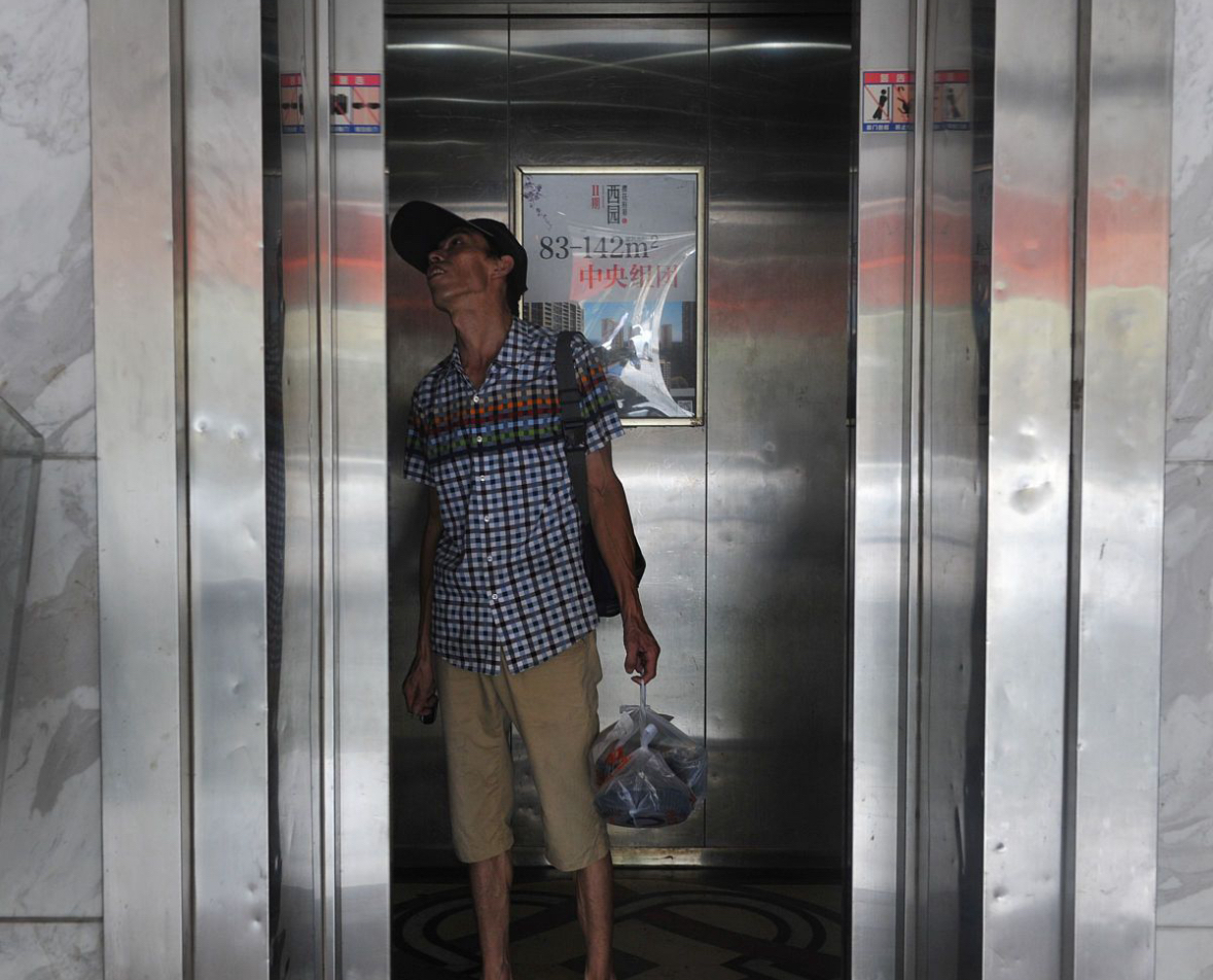 回家途中,给陌生男人拉到后楼梯,感到有粗