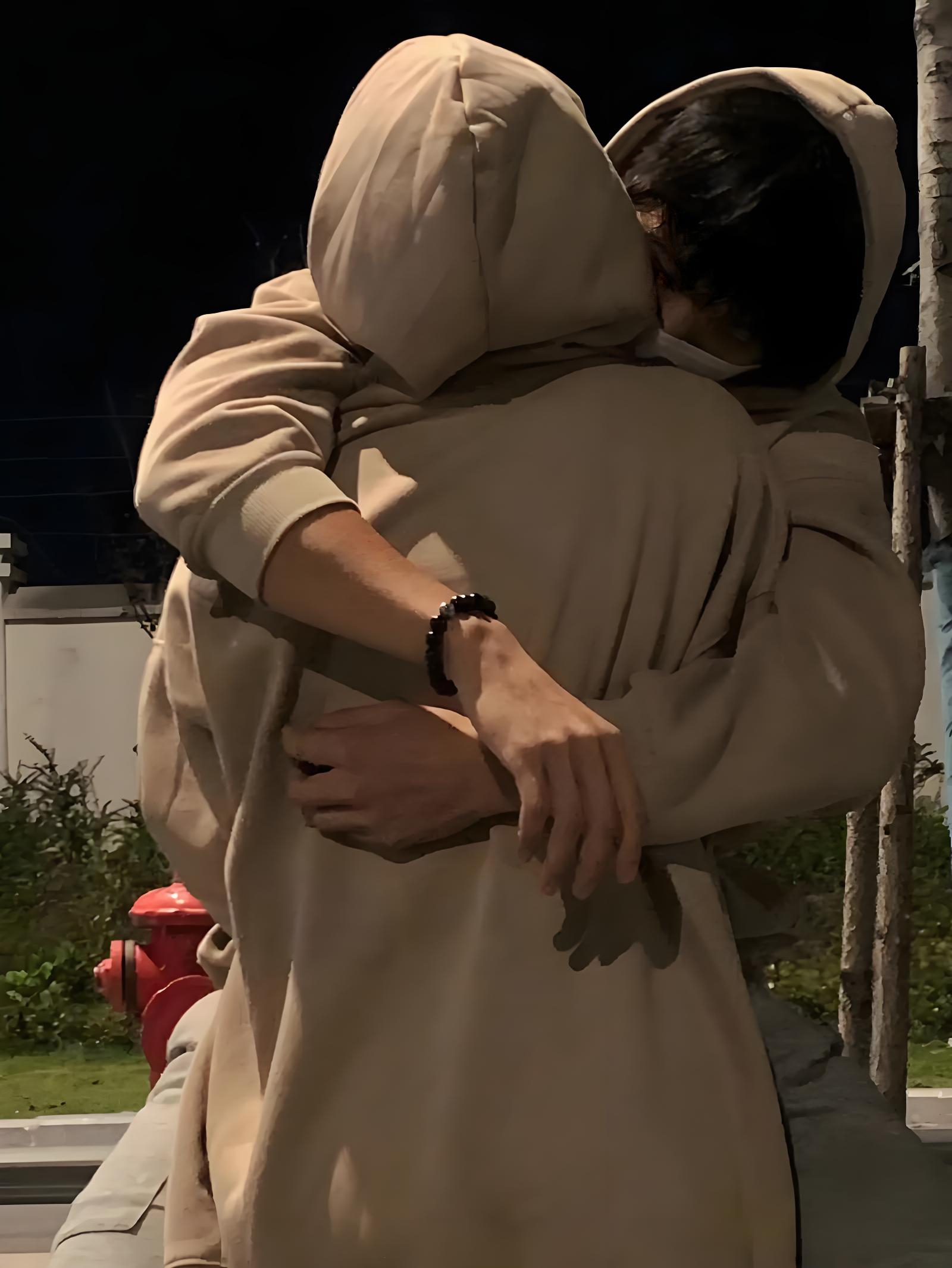 我和男友光着身子抱在一起,我穿裤子他没穿