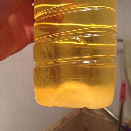 尿一开始是白色浑浊的