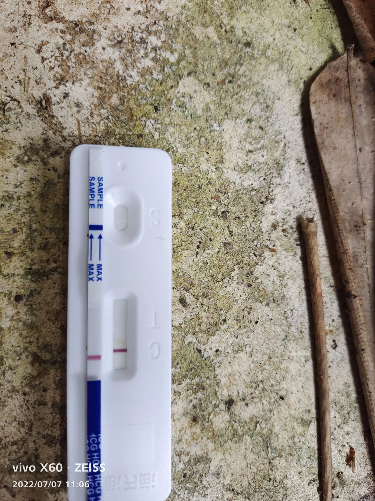 月经推迟了13天,试纸一条杠