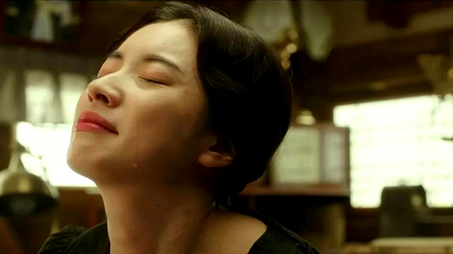 我今年20岁,一次和男朋友在一起,他用手将一根指头插入我的下面有